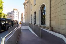 Bahnhof Bozen: Zugangsrampe Eingang Bushaltestelle